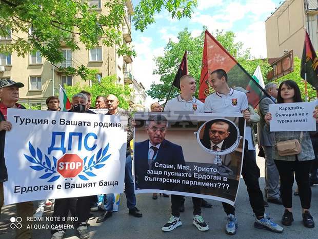 ЦИК предаде следващото управление на България в ръцете на Еродоган и ДПС, заявяват "Българските патриоти" ЦИК предаде следващото управление на България в ръцете на Еродоган и ДПС, заявяват "Българските патриоти"