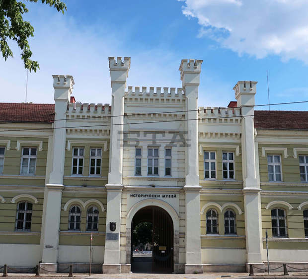 В Плевен днес е последният ден на музейната изложба "В зората на просветата" В Плевен днес е последният ден на музейната изложба "В зората на просветата"
