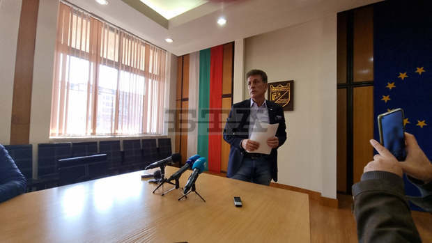 Кметът на Пазарджик определи днешните действия на МВР и НАП в общинската администрация като неслучайни Кметът на Пазарджик определи днешните действия на МВР и НАП в общинската администрация като неслучайни