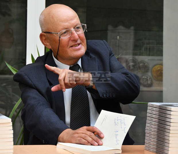 Бивш полицай събра в книга най-тежките криминални истории на Хасково