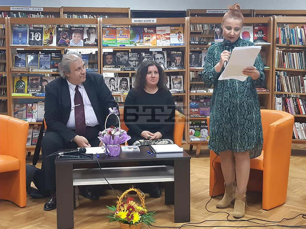 Дебютната си поетична стихосбирка "Люляци в мъглата" представи във Видин Татяна Николова, служител в Регионалната библиотека Дебютната си поетична стихосбирка "Люляци в мъглата" представи във Видин Татяна Николова, служител в Регионалната библиотека