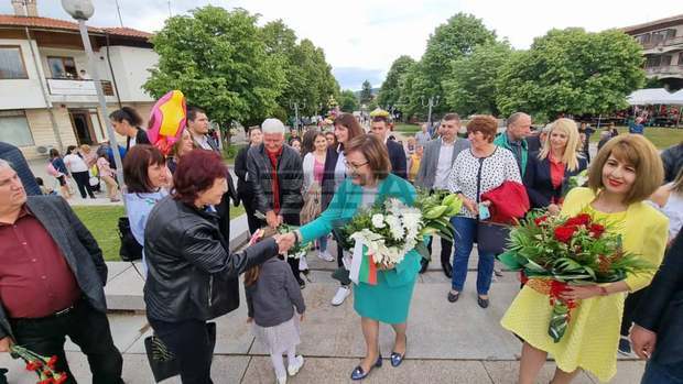 Ще направим преизчисляване на пенсиите и необлагаем минимум за млади семейства,заяви Нинова в Ковачевци Ще направим преизчисляване на пенсиите и необлагаем минимум за млади семейства,заяви Нинова в Ковачевци