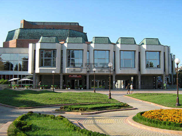 Плануваният за тази вечер в Бургас спектакъл "Виенска кръв" се отлага Плануваният за тази вечер в Бургас спектакъл "Виенска кръв" се отлага