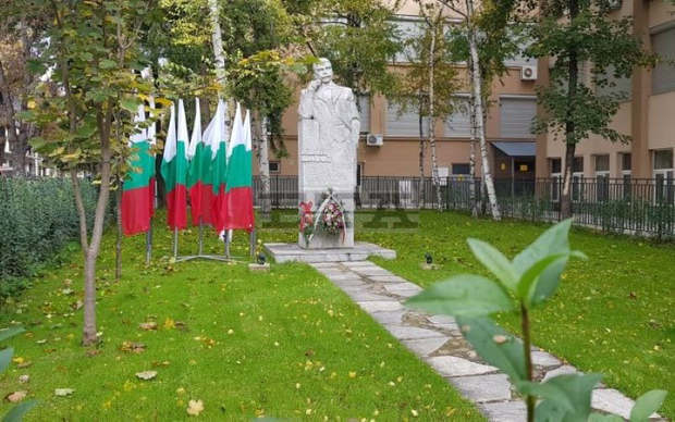 В Плевен пред паметника на Иван Вазов ще бъде отбелязан Денят на народните будители В Плевен пред паметника на Иван Вазов ще бъде отбелязан Денят на народните будители