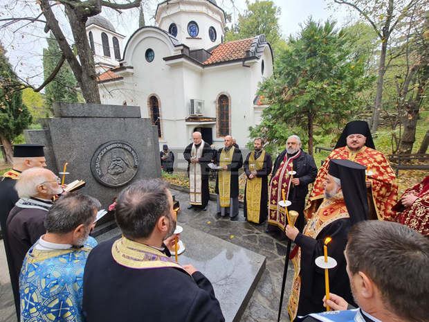 Старозагорският митрополит Киприан отслужи панахида на гроба на първия старозагорски владика - митрополит Методий по повод 99 години от кончината му Старозагорският митрополит Киприан отслужи панахида на гроба на първия старозагорски владика - митрополит Методий по повод 99 години от кончината му