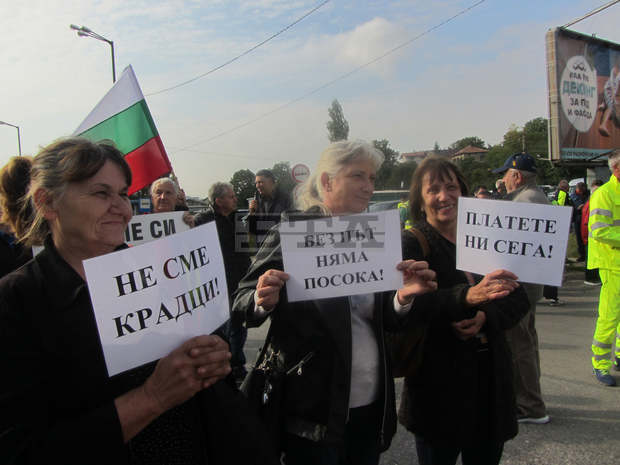 Строители блокираха пътя между Перник и София
