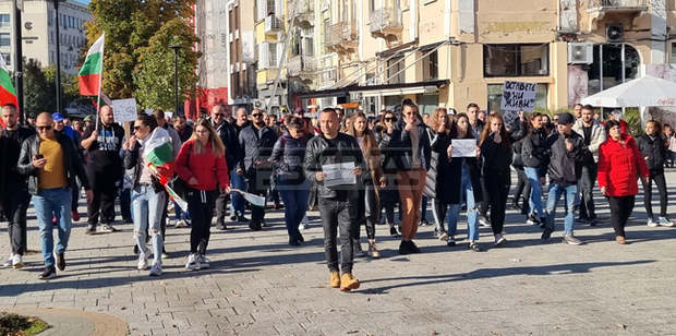До 90 на сто са спаднали приходите в заведенията в Плевен след въвеждането на зеления сертификат, твърдят протестиращи До 90 на сто са спаднали приходите в заведенията в Плевен след въвеждането на зеления сертификат, твърдят протестиращи