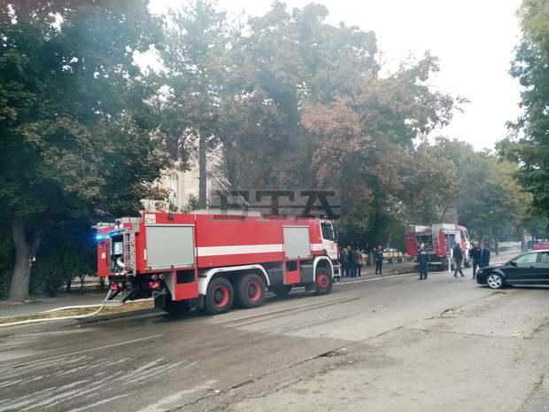 Двадесет огнеборци с пет противопожарни автомобила действат на мястото на пожара в сградата на Медицинския университет в Плевен