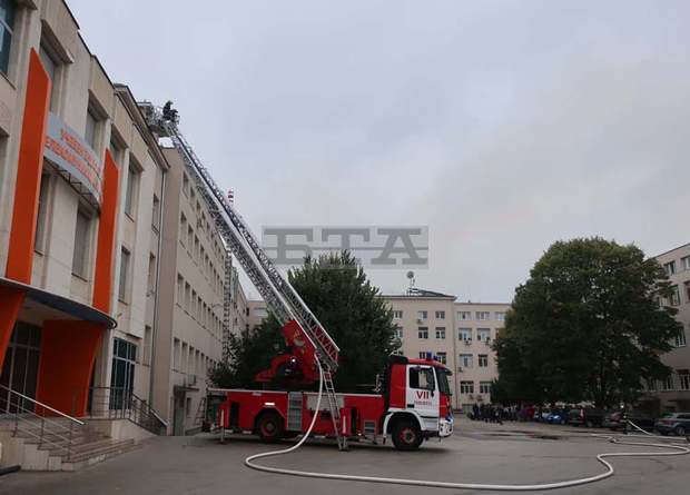 Пожарът в Медицинския университет в Плевен е потушен, изгорели са около 800 кв. метра от покрива