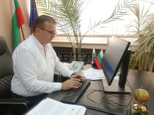 Служителите в областната администрация в Сливен се преброиха електронно, онлайн преброените в Сливенско са 26 738