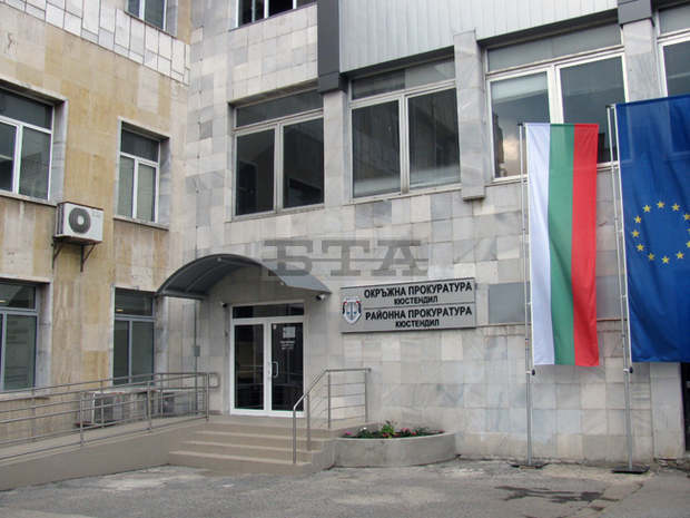 Прокуратурата в Кюстендил проверява сигнал за плащане на подмяна на лични карти срещу подкрепа във вота за определена партия Прокуратурата в Кюстендил проверява сигнал за плащане на подмяна на лични карти срещу подкрепа във вота за определена партия