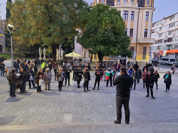 За седми път старозагорци протестираха срещу налагането на зелените сертификати, тази вечер отново поискаха оставките на министри За седми път старозагорци протестираха срещу налагането на зелените сертификати, тази вечер отново поискаха оставките на министри