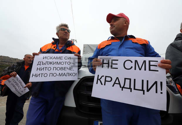 Работници от "Пътни строежи" блокираха пътя Русе-Свиленград на изхода на Велико Търново Работници от "Пътни строежи" блокираха пътя Русе-Свиленград на изхода на Велико Търново