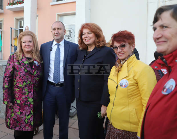 Продължаваме заедно борбата за нова, просперираща България,заявяват претендентите за втори мандат Румен Радев и Илияна Йотова Продължаваме заедно борбата за нова, просперираща България,заявяват претендентите за втори мандат Румен Радев и Илияна Йотова
