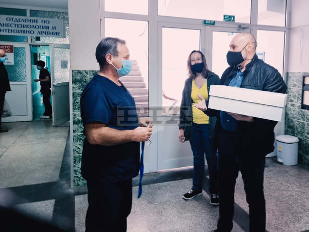 Излекуван от COVID-19 пациент направидарение на отделението по анестезиология и интензивно лечение в Разград Излекуван от COVID-19 пациент направидарение на отделението по анестезиология и интензивно лечение в Разград