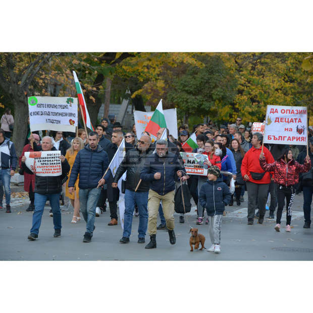 Стотици протестираха в Русе срещу ковид мерките Стотици протестираха в Русе срещу ковид мерките