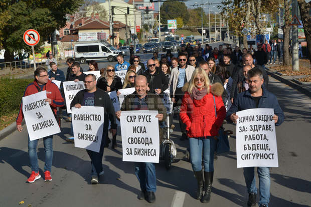 Хотелиери и ресторантьори шестваха протестно в централната част на Русе Хотелиери и ресторантьори шестваха протестно в централната част на Русе