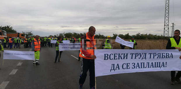 Служители на фирмата "Пътно поддържане" в Сливен блокираха за няколко минути пътят Сливен-София