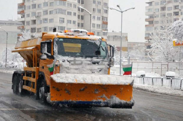 В София тази нощ започна снегопочистване и обработка със смеси срещу заледяваване