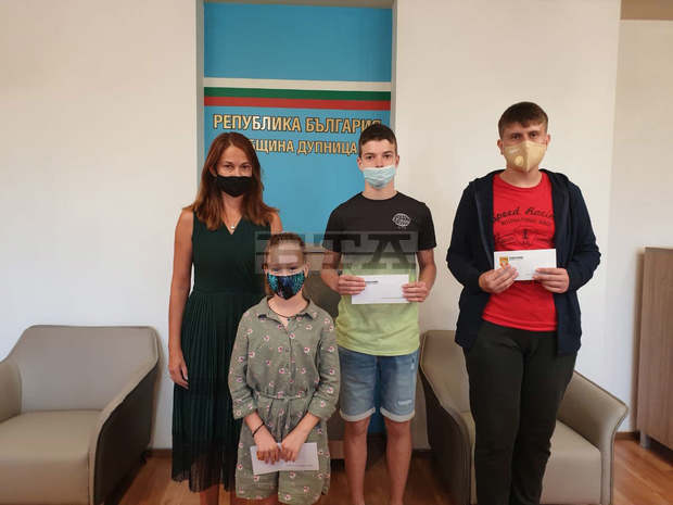 Трима ученици от Дупница получиха общински стипендии за успехи