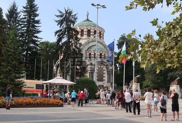 В Плевен през почивните дни ще работят два кабинета за ваксинация срещу COVID-19 В Плевен през почивните дни ще работят два кабинета за ваксинация срещу COVID-19