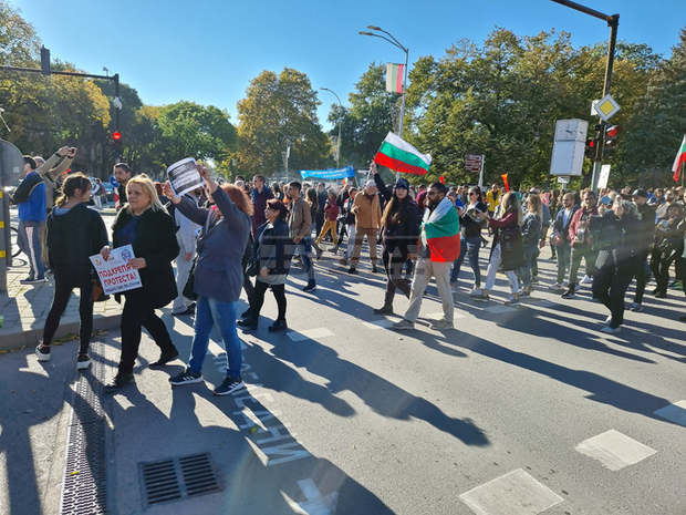 Десетки собственици и персонал на заведения протестираха във Варна срещу зелените сертификати