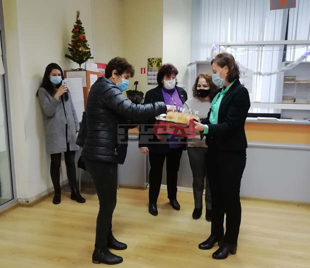 С питка с късмети служителите на НАП в Кърджали посрещнаха първите си клиенти С питка с късмети служителите на НАП в Кърджали посрещнаха първите си клиенти