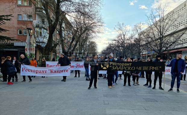 В Стара Загора няколко десетки ресторантьори поискаха на протест отмяна на новите ограничителни мерки, приети от Областния медицински щаб