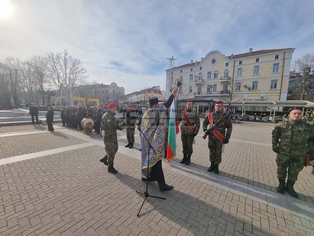 Почетоха годишнината на Ботев и осветиха бойните знамена на армията в Хасково Почетоха годишнината на Ботев и осветиха бойните знамена на армията в Хасково