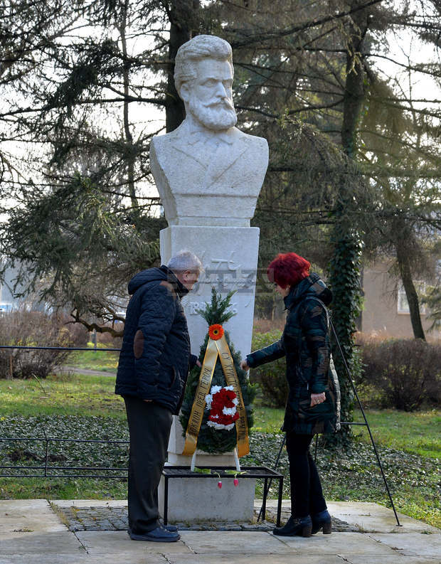 В Разград почетоха паметта на Христо Ботев В Разград почетоха паметта на Христо Ботев