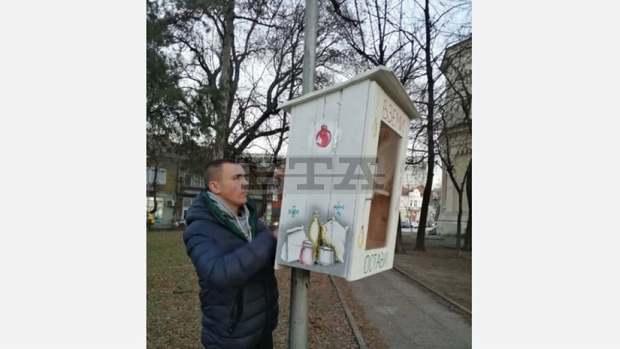 Ученик направи и постави кутия за храна за нуждаещи се край храма "Св. Димитър" във Видин Ученик направи и постави кутия за храна за нуждаещи се край храма "Св. Димитър" във Видин