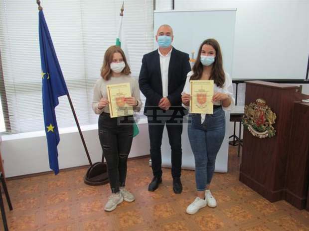 Две ученички са отличени от ръководството на ОД на МВР в Търговище за доблестна постъпка Две ученички са отличени от ръководството на ОД на МВР в Търговище за доблестна постъпка