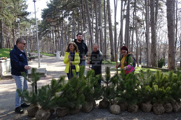 Кандидатите от ГЕРБ-СДС засадиха 28 нови дръвчета в парк "Акация" във Велико Търново Кандидатите от ГЕРБ-СДС засадиха 28 нови дръвчета в парк "Акация" във Велико Търново