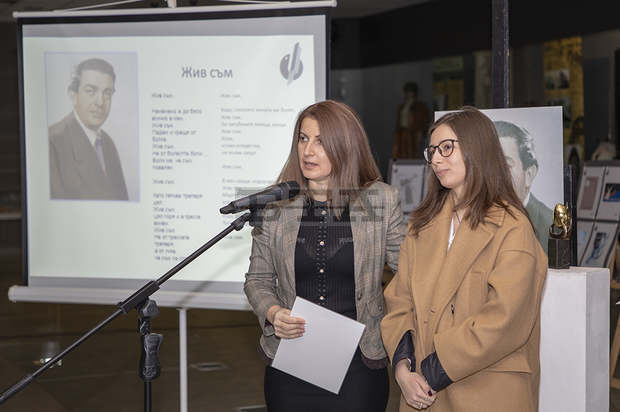 Ралица Райкова от София спечели "Златното яйце" на Националния конкурс "Веселин Ханчев" в Стара Загора Ралица Райкова от София спечели "Златното яйце" на Националния конкурс "Веселин Ханчев" в Стара Загора