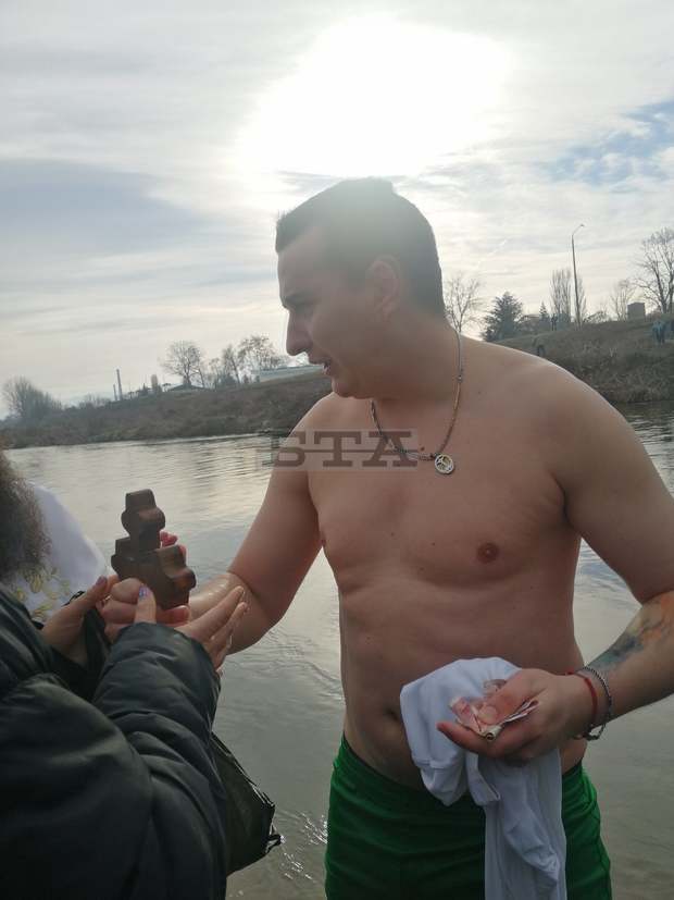 29-годишният Васил Хаджийски извади кръста от ледените води на р. Марица в Пазарджик 29-годишният Васил Хаджийски извади кръста от ледените води на р. Марица в Пазарджик