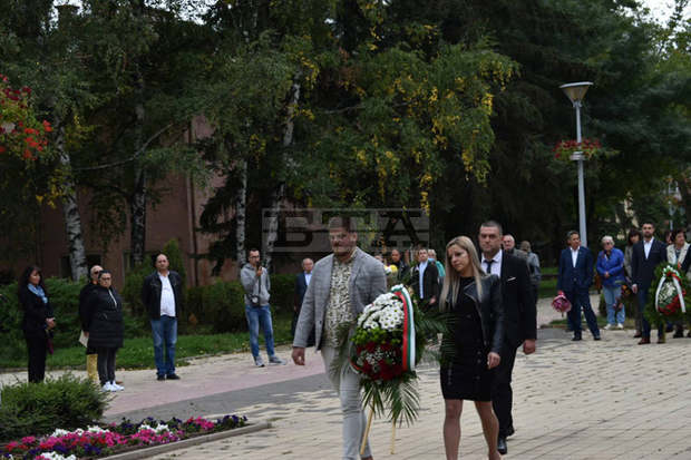 Перничани се събраха пред паметника на Кракра в Деня на Независимостта Перничани се събраха пред паметника на Кракра в Деня на Независимостта