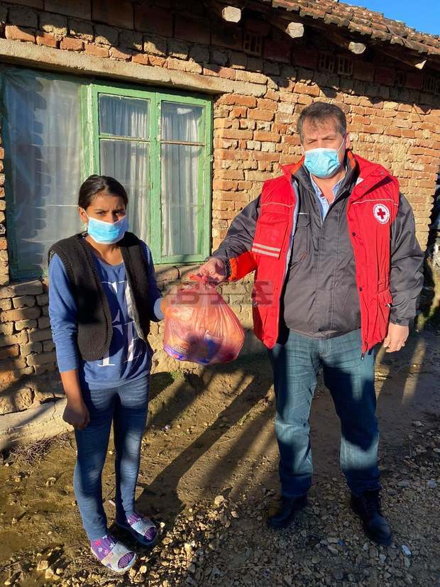 Деца в неравностойно положение от Исперих получават безплатна храна от БЧК Деца в неравностойно положение от Исперих получават безплатна храна от БЧК
