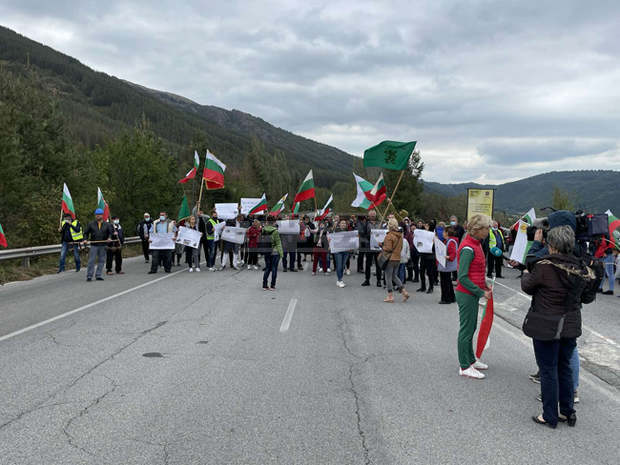 Граждани на Копривщица блокираха Подбалканския път