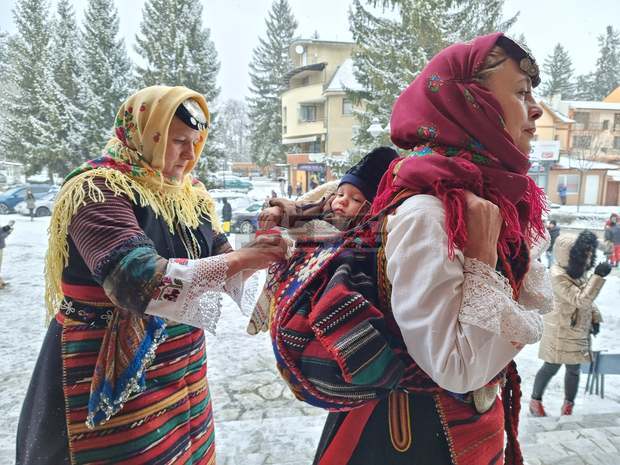 Баби и майки с "бабинчета"  спазиха традицията и извиха  пъстро Бабино хоро в Разлог