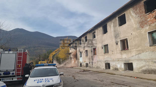 Започна събарянето на опасната сграда във Враца след кратка съпротива от настанените в нея ромски семейства Започна събарянето на опасната сграда във Враца след кратка съпротива от настанените в нея ромски семейства