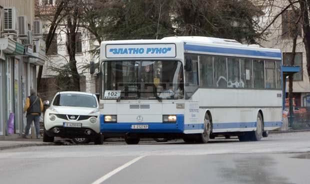 Възрастна жена е пострадала при инцидент с автобус на обществения транспорт в Хасково