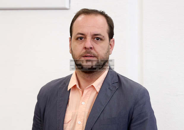 Министър Борислав Сандов посети Мелник, след като багер навлезе в района на Мелнишките пирамиди Министър Борислав Сандов посети Мелник, след като багер навлезе в района на Мелнишките пирамиди