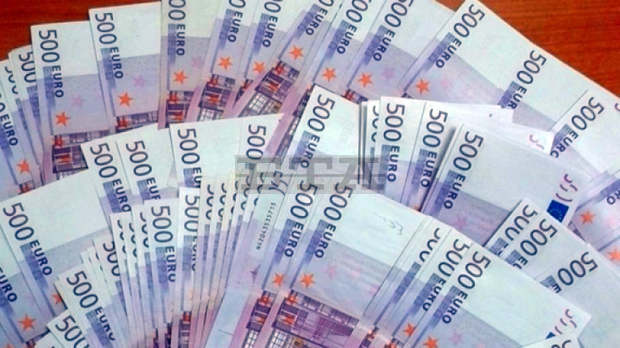 Митничари откриха 190 000 недекларирани евро при проверка на ГКПП Дунав мост 2 Митничари откриха 190 000 недекларирани евро при проверка на ГКПП Дунав мост 2
