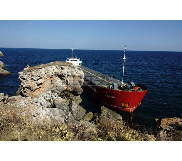 Към 15 часа на 25 септември има индикации за замърсяване на морската вода от товара на заседналия кораб, прави се повторна проверка, съобщават от МОСВ