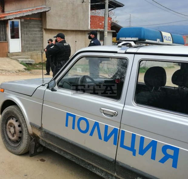 Списъци с имена са иззети от незаконен търговски обект в Твърдица при акция срещу купуване на гласове Списъци с имена са иззети от незаконен търговски обект в Твърдица при акция срещу купуване на гласове
