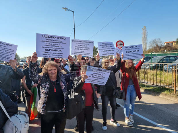 Повече от час е блокиран пътят Перник - София на светофара при село Драгичево Повече от час е блокиран пътят Перник - София на светофара при село Драгичево