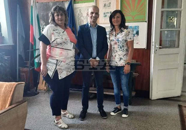 Олимпийската шампионка Стойка Кръстева откри учебната година в село Върбица