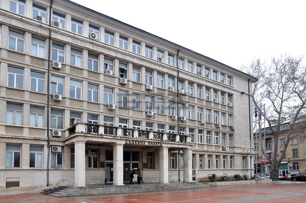 Окръжна прокуратура в Шумен повдига обвинения на петима мъже за произвеждане и държане на наркотични вещества в големи размери Окръжна прокуратура в Шумен повдига обвинения на петима мъже за произвеждане и държане на наркотични вещества в големи размери