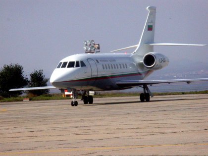 Technical Glitch Forces Government's Falcon to Land Manually Technical Glitch Forces Government's Falcon to Land Manually