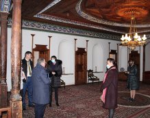 Израелският посланик разгледа Сарафската къща подготвен